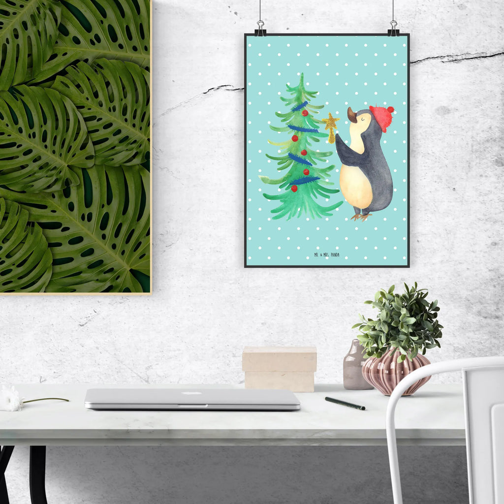 Poster Pinguin Weihnachtsbaum Poster, Wandposter, Bild, Wanddeko, Küchenposter, Kinderposter, Wanddeko Bild, Raumdekoration, Wanddekoration, Handgemaltes Poster, Mr. & Mrs. Panda Poster, Designposter, Kunstdruck, Posterdruck, Winter, Weihnachten, Weihnachtsdeko, Nikolaus, Advent, Heiligabend, Wintermotiv, Pinguin