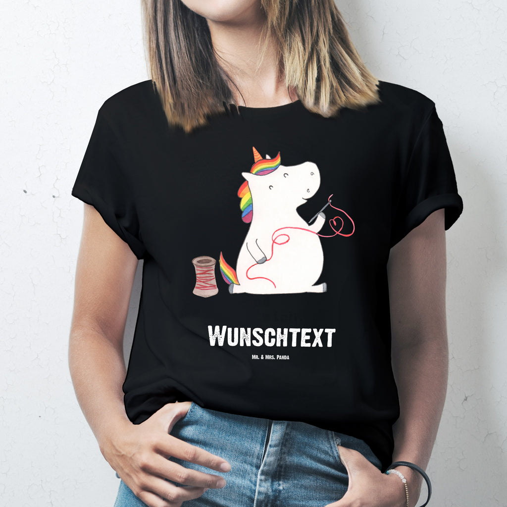 Personalisiertes T-Shirt Einhorn Näherin T-Shirt Personalisiert, T-Shirt mit Namen, T-Shirt mit Aufruck, Männer, Frauen, Wunschtext, Bedrucken, Einhorn, Einhörner, Einhorn Deko, Pegasus, Unicorn, Näherin, nähen, Mädchen, Freundin, Häkeln, Stricken, basteln, Nähzimmer