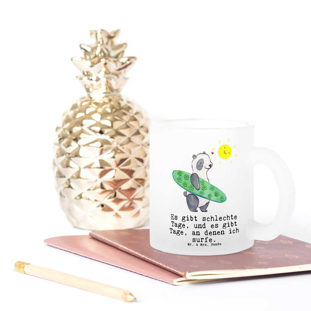 Teetasse Panda Surfen Teetasse, Teeglas, Teebecher, Tasse mit Henkel, Tasse, Glas Teetasse, Teetasse aus Glas, Geschenk, Sport, Sportart, Hobby, Schenken, Danke, Dankeschön, Auszeichnung, Gewinn, Sportler, Wellenreiten, Surfen, Surfschule