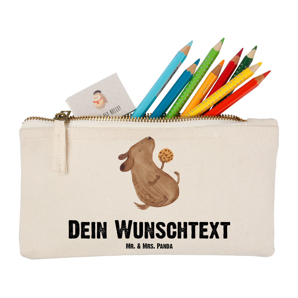 Personalisierte Schminktasche Hund Keks Personalisierte Schminktasche, Personalisierte Kosmetiktasche, Personalisierter Kosmetikbeutel, Personalisiertes Stiftemäppchen, Personalisiertes Etui, Personalisierte Federmappe, Personalisierte Makeup Bag, Personalisiertes Schminketui, Personalisiertes Kosmetiketui, Personalisiertes Schlamperetui, Schminktasche mit Namen, Kosmetiktasche mit Namen, Kosmetikbeutel mit Namen, Stiftemäppchen mit Namen, Etui mit Namen, Federmappe mit Namen, Makeup Bg mit Namen, Schminketui mit Namen, Kosmetiketui mit Namen, Schlamperetui mit Namen, Schminktasche personalisieren, Schminktasche bedrucken, Schminktasche selbst gestalten, Hund, Hundemotiv, Haustier, Hunderasse, Tierliebhaber, Hundebesitzer, Sprüche, Hundekekse, Leckerli, Hundeleckerli, Hundesnacks