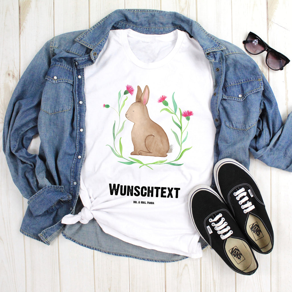 Personalisiertes T-Shirt Hase sitzend T-Shirt Personalisiert, T-Shirt mit Namen, T-Shirt mit Aufruck, Männer, Frauen, Wunschtext, Bedrucken, Ostern, Osterhase, Ostergeschenke, Osternest, Osterdeko, Geschenke zu Ostern, Ostern Geschenk, Ostergeschenke Kinder, Ostern Kinder, Frohe Ostern, Ostergrüße, Osterblume, Liebe, Grüße, Hase, Kaninchen