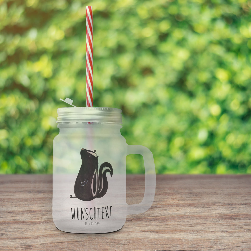 Personalisiertes Trinkglas Mason Jar Stinktier sitzend Personalisiertes Mason Jar, Personalisiertes Glas, Personalisiertes Trinkglas, Personalisiertes Henkelglas, Personalisiertes Sommerglas, Personalisiertes Einmachglas, Personalisiertes Cocktailglas, Personalisiertes Cocktail-Glas, mit Namen, Wunschtext, Wunschnamen, Mason Jar selbst bedrucken, Wunschglas mit Namen, Bedrucktes Trinkglas, Geschenk mit Namen, Stinktier, Skunk, Wildtier, Raubtier, Stinker, Stinki, Spruch, Büro, Recht, Besserwisser