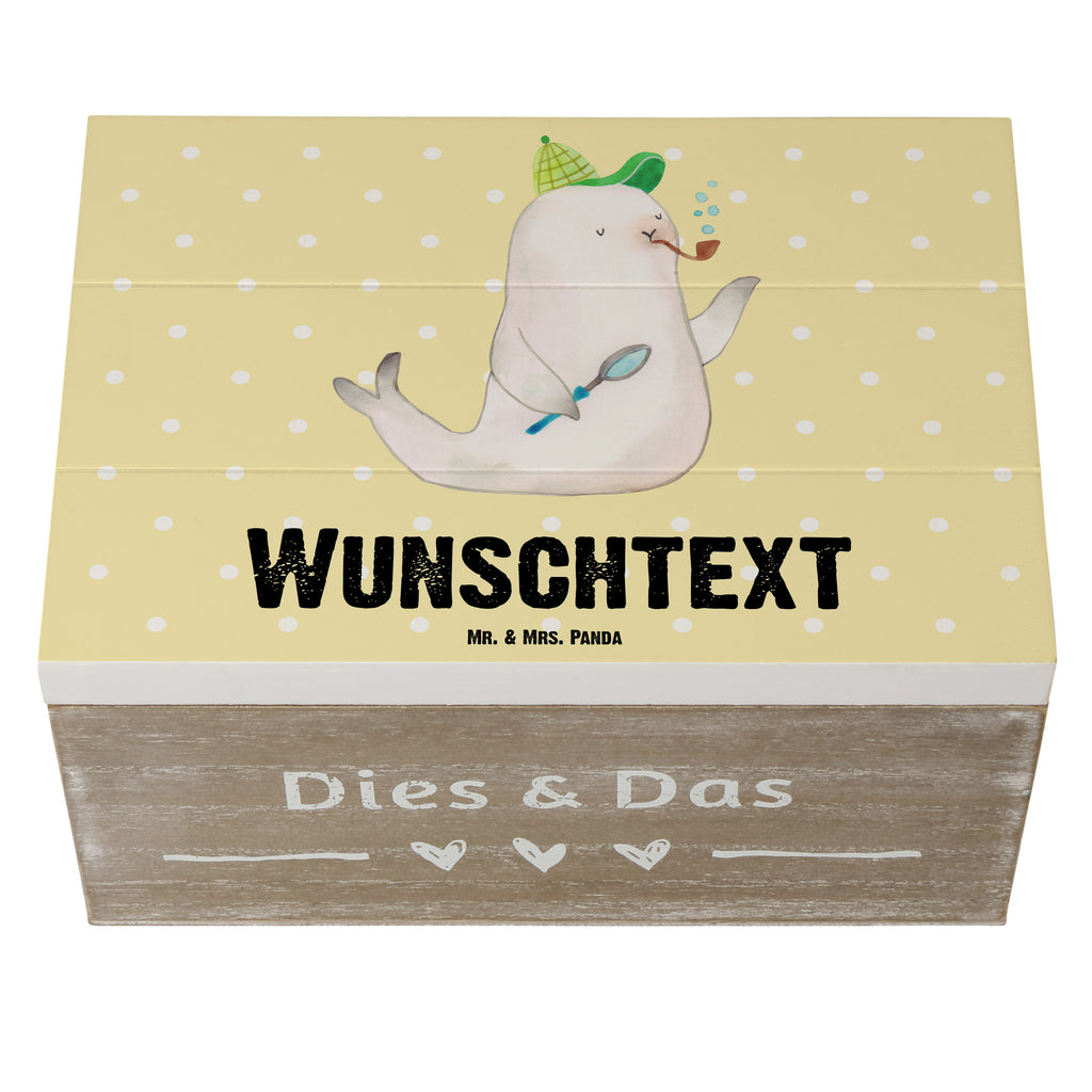 Personalisierte Holzkiste Robbe Sherlock Holzkiste mit Namen, Kiste mit Namen, Schatzkiste mit Namen, Truhe mit Namen, Schatulle mit Namen, Erinnerungsbox mit Namen, Erinnerungskiste, mit Namen, Dekokiste mit Namen, Aufbewahrungsbox mit Namen, Holzkiste Personalisiert, Kiste Personalisiert, Schatzkiste Personalisiert, Truhe Personalisiert, Schatulle Personalisiert, Erinnerungsbox Personalisiert, Erinnerungskiste Personalisiert, Dekokiste Personalisiert, Aufbewahrungsbox Personalisiert, Geschenkbox personalisiert, GEschenkdose personalisiert, Tiermotive, Gute Laune, lustige Sprüche, Tiere