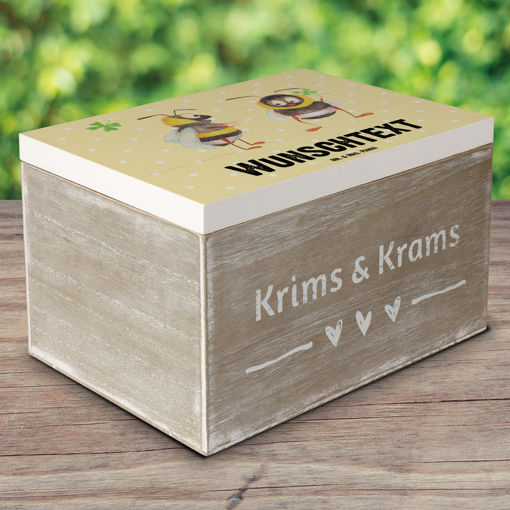 Personalisierte Holzkiste Hummeln Kleeblatt Holzkiste mit Namen, Kiste mit Namen, Schatzkiste mit Namen, Truhe mit Namen, Schatulle mit Namen, Erinnerungsbox mit Namen, Erinnerungskiste, mit Namen, Dekokiste mit Namen, Aufbewahrungsbox mit Namen, Holzkiste Personalisiert, Kiste Personalisiert, Schatzkiste Personalisiert, Truhe Personalisiert, Schatulle Personalisiert, Erinnerungsbox Personalisiert, Erinnerungskiste Personalisiert, Dekokiste Personalisiert, Aufbewahrungsbox Personalisiert, Geschenkbox personalisiert, GEschenkdose personalisiert, Tiermotive, Gute Laune, lustige Sprüche, Tiere, Hummel, Biene, Spruch positiv, Biene Deko, Spruch schön, glücklich sein, glücklich werden, Spruch fröhlich