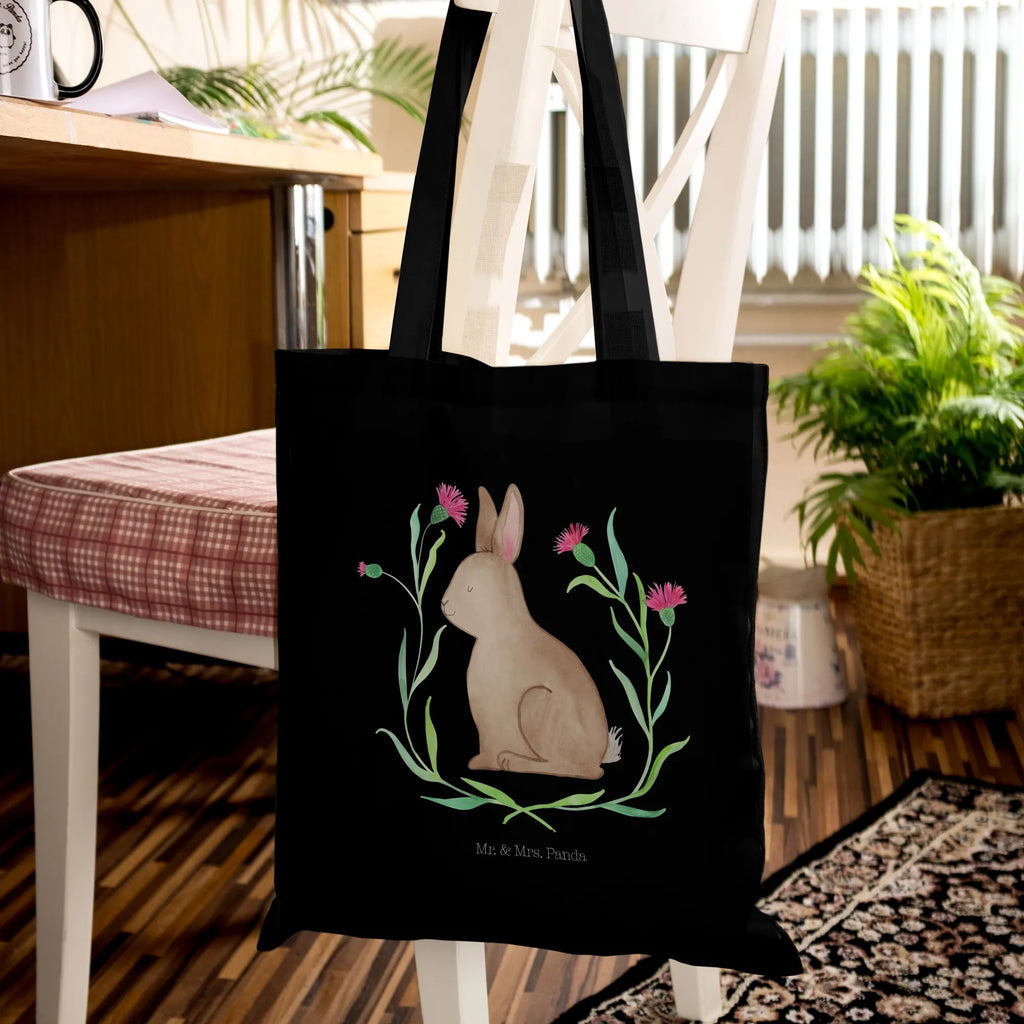 Tragetasche Hase Sitzen Beuteltasche, Beutel, Einkaufstasche, Jutebeutel, Stoffbeutel, Tasche, Shopper, Umhängetasche, Strandtasche, Schultertasche, Stofftasche, Tragetasche, Badetasche, Jutetasche, Einkaufstüte, Laptoptasche, Ostern, Osterhase, Ostergeschenke, Osternest, Osterdeko, Geschenke zu Ostern, Ostern Geschenk, Ostergeschenke Kinder, Ostern Kinder, Frohe Ostern, Ostergrüße, Osterblume, Liebe, Grüße, Hase, Kaninchen