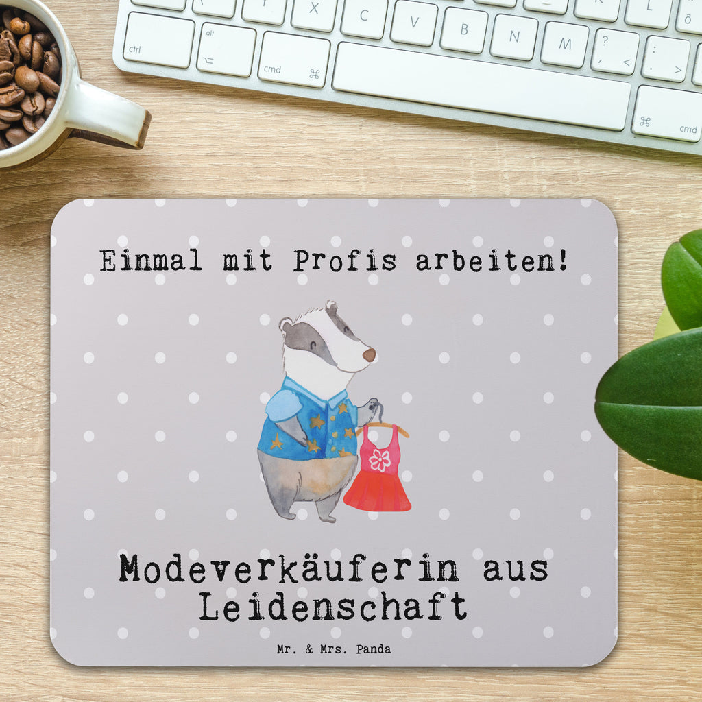 Mauspad Modeverkäuferin aus Leidenschaft Mousepad, Computer zubehör, Büroausstattung, PC Zubehör, Arbeitszimmer, Mauspad, Einzigartiges Mauspad, Designer Mauspad, Mausunterlage, Mauspad Büro, Beruf, Ausbildung, Jubiläum, Abschied, Rente, Kollege, Kollegin, Geschenk, Schenken, Arbeitskollege, Mitarbeiter, Firma, Danke, Dankeschön, Modeverkäuferin, Verkäuferin, Fashion Store