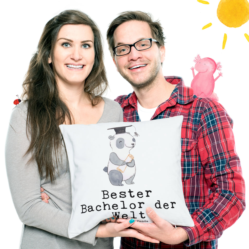 40x40 Kissen Panda Bester Bachelor der Welt Kissenhülle, Kopfkissen, Sofakissen, Dekokissen, Motivkissen, sofakissen, sitzkissen, Kissen, Kissenbezüge, Kissenbezug 40x40, Kissen 40x40, Kissenhülle 40x40, Zierkissen, Couchkissen, Dekokissen Sofa, Sofakissen 40x40, Dekokissen 40x40, Kopfkissen 40x40, Kissen 40x40 Waschbar, für, Dankeschön, Geschenk, Schenken, Geburtstag, Geburtstagsgeschenk, Geschenkidee, Danke, Bedanken, Mitbringsel, Freude machen, Geschenktipp, Bachelor, Student, Studium, Sohn, Spaß, Musterschüler, lustig, Studienabschluss, witzig, Universität, Abschluss, Alumni, Uni, Studenten, Hochschule