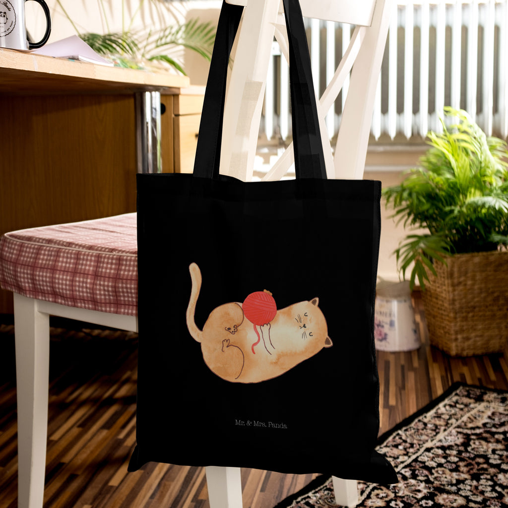 Tragetasche Katze Wolle Beuteltasche, Beutel, Einkaufstasche, Jutebeutel, Stoffbeutel, Tasche, Shopper, Umhängetasche, Strandtasche, Schultertasche, Stofftasche, Tragetasche, Badetasche, Jutetasche, Einkaufstüte, Laptoptasche, Katze, Katzenmotiv, Katzenfan, Katzendeko, Katzenfreund, Katzenliebhaber, Katzenprodukte, Katzenartikel, Katzenaccessoires, Katzensouvenirs, Katzenliebhaberprodukte, Katzenmotive, Katzen, Kater, Mietze, Cat, Cats, Katzenhalter, Katzenbesitzerin, Haustier, Wollknäuel, Wolle, Spielen, Spiel, verspielt