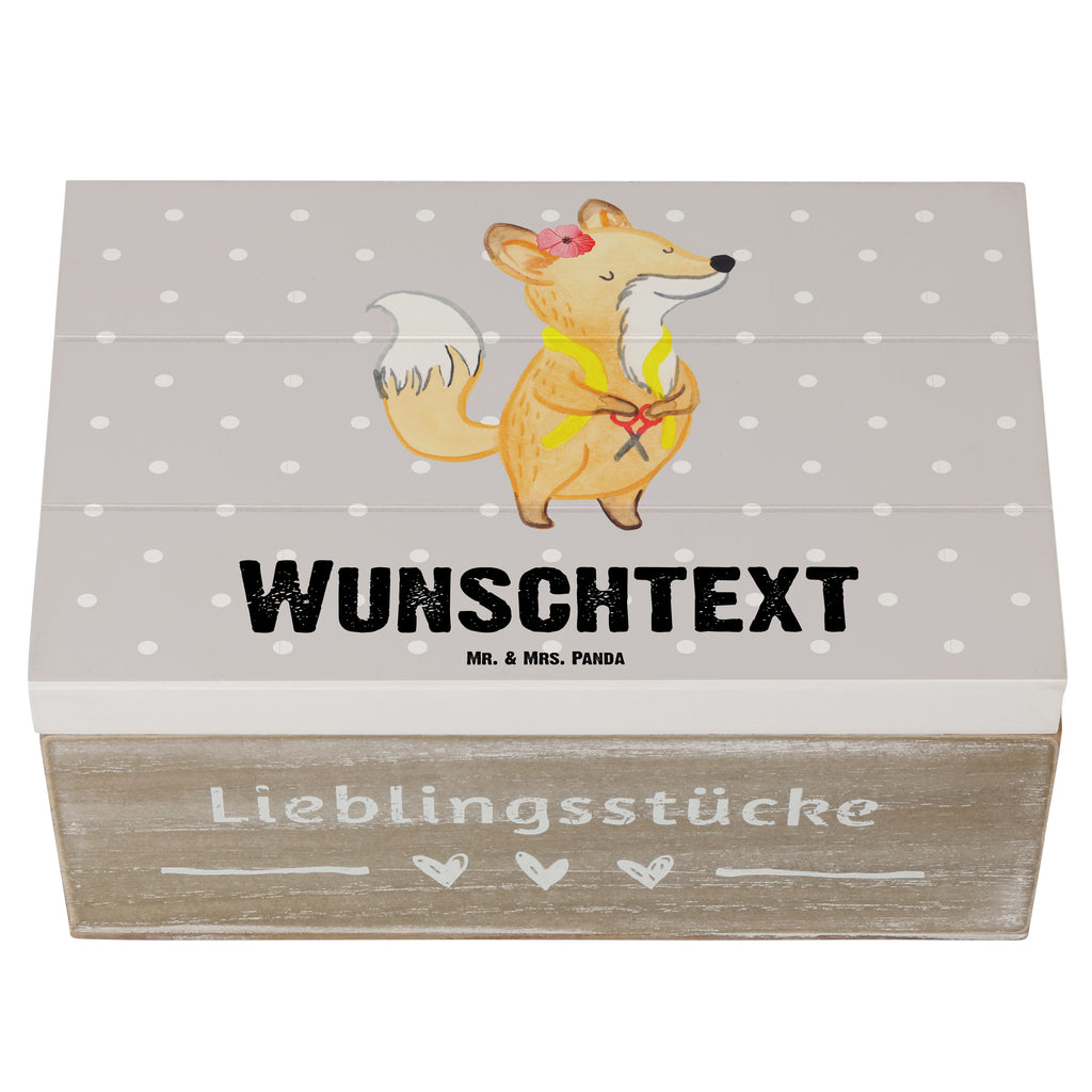 Personalisierte Holzkiste Schneiderin Herz Holzkiste mit Namen, Kiste mit Namen, Schatzkiste mit Namen, Truhe mit Namen, Schatulle mit Namen, Erinnerungsbox mit Namen, Erinnerungskiste, mit Namen, Dekokiste mit Namen, Aufbewahrungsbox mit Namen, Holzkiste Personalisiert, Kiste Personalisiert, Schatzkiste Personalisiert, Truhe Personalisiert, Schatulle Personalisiert, Erinnerungsbox Personalisiert, Erinnerungskiste Personalisiert, Dekokiste Personalisiert, Aufbewahrungsbox Personalisiert, Geschenkbox personalisiert, GEschenkdose personalisiert, Beruf, Ausbildung, Jubiläum, Abschied, Rente, Kollege, Kollegin, Geschenk, Schenken, Arbeitskollege, Mitarbeiter, Firma, Danke, Dankeschön