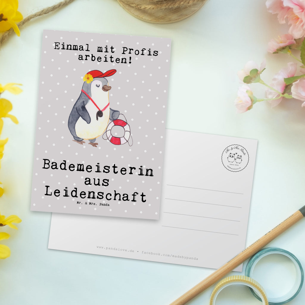 Postkarte Bademeisterin aus Leidenschaft Postkarte, Karte, Geschenkkarte, Grußkarte, Einladung, Ansichtskarte, Geburtstagskarte, Einladungskarte, Dankeskarte, Ansichtskarten, Einladung Geburtstag, Einladungskarten Geburtstag, Beruf, Ausbildung, Jubiläum, Abschied, Rente, Kollege, Kollegin, Geschenk, Schenken, Arbeitskollege, Mitarbeiter, Firma, Danke, Dankeschön, Bademeisterin, Rettungsschwimmerin, Schwimmmeisterin, Schwimmbad, Freibad, Badeanstalt, Schwimmverein, Schwimmschule