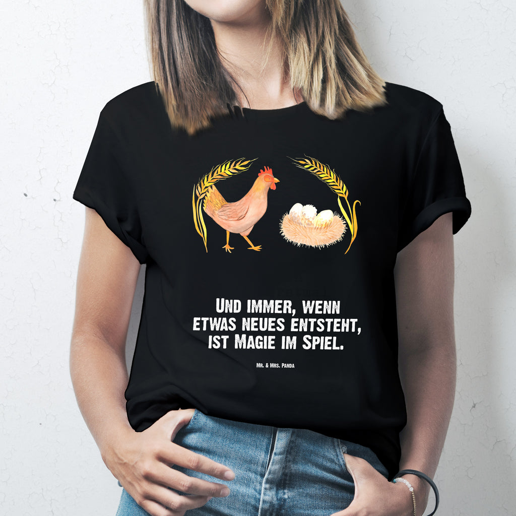 T-Shirt Standard Huhn stolz T-Shirt, Shirt, Tshirt, Lustiges T-Shirt, T-Shirt mit Spruch, Party, Junggesellenabschied, Jubiläum, Geburstag, Herrn, Damen, Männer, Frauen, Schlafshirt, Nachthemd, Sprüche, Bauernhof, Hoftiere, Landwirt, Landwirtin, Hahn, Henne, Hühner, Eier, Hof, Landleben, Motivation, Geburt, Magie, Spruch, Schwangerschaft