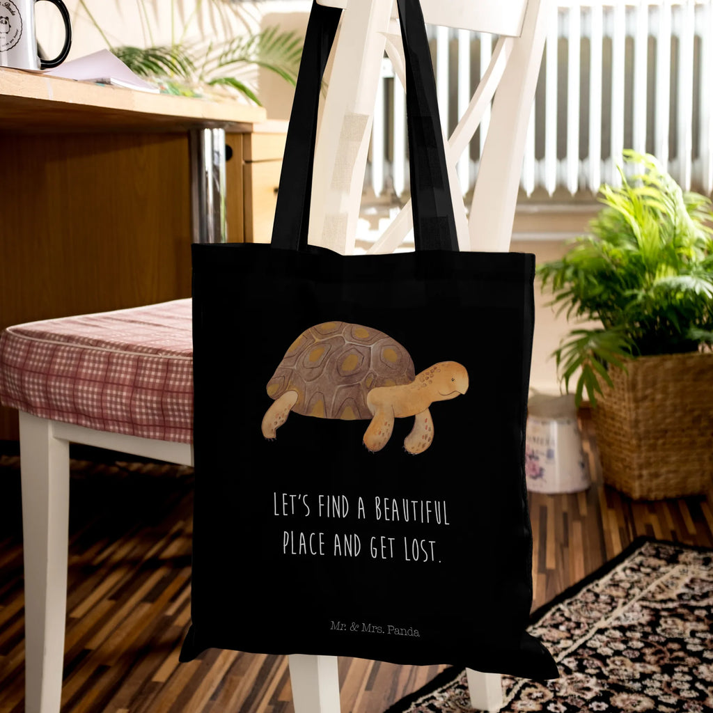 Tragetasche Schildkröte Marschieren Beuteltasche, Beutel, Einkaufstasche, Jutebeutel, Stoffbeutel, Tasche, Shopper, Umhängetasche, Strandtasche, Schultertasche, Stofftasche, Tragetasche, Badetasche, Jutetasche, Einkaufstüte, Laptoptasche, Meerestiere, Meer, Urlaub, Schildkröte, Schildkröten, get lost, Abenteuer, Reiselust, Inspiration, Neustart, Motivation, Lieblingsmensch