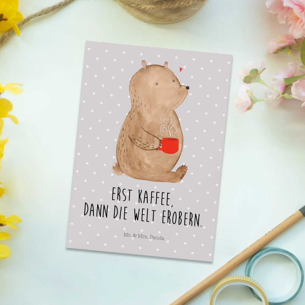 Postkarte Bär Kaffee Postkarte, Karte, Geschenkkarte, Grußkarte, Einladung, Ansichtskarte, Geburtstagskarte, Einladungskarte, Dankeskarte, Ansichtskarten, Einladung Geburtstag, Einladungskarten Geburtstag, Bär, Teddy, Teddybär, Kaffee, Coffee, Bären, guten Morgen, Morgenroutine, Welt erobern, Welt retten, Motivation