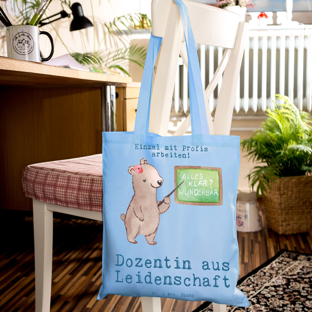 Tragetasche Dozentin aus Leidenschaft Beuteltasche, Beutel, Einkaufstasche, Jutebeutel, Stoffbeutel, Tasche, Shopper, Umhängetasche, Strandtasche, Schultertasche, Stofftasche, Tragetasche, Badetasche, Jutetasche, Einkaufstüte, Laptoptasche, Beruf, Ausbildung, Jubiläum, Abschied, Rente, Kollege, Kollegin, Geschenk, Schenken, Arbeitskollege, Mitarbeiter, Firma, Danke, Dankeschön, Dozentin, Professorin, Universität, Vorlesung, Tutorin, Akademikerin, Uni, Unterricht