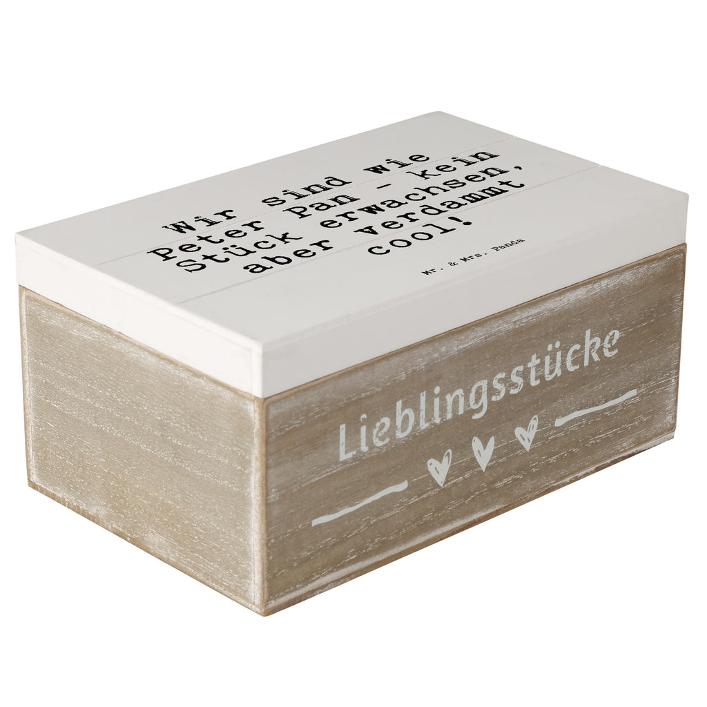 Holzkiste Sprüche und Zitate Wir sind wie Peter Pan - kein Stück erwachsen, aber verdammt cool! Holzkiste, Kiste, Schatzkiste, Truhe, Schatulle, XXL, Erinnerungsbox, Erinnerungskiste, Dekokiste, Aufbewahrungsbox, Geschenkbox, Geschenkdose, Spruch, Sprüche, lustige Sprüche, Weisheiten, Zitate, Spruch Geschenke, Spruch Sprüche Weisheiten Zitate Lustig Weisheit Worte