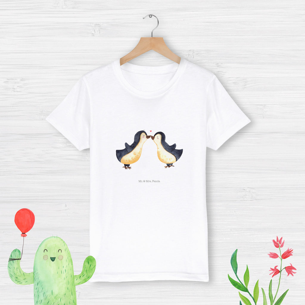 Organic Kinder T-Shirt Pinguin Liebe Kinder T-Shirt, Kinder T-Shirt Mädchen, Kinder T-Shirt Jungen, Liebe, Partner, Freund, Freundin, Ehemann, Ehefrau, Heiraten, Verlobung, Heiratsantrag, Liebesgeschenk, Jahrestag, Hocheitstag, Pinguin, Pinguine, Pinguin Paar, Pinguinpaar, Pinguin Liebe, Paar, Pärchen. Liebespaar, Liebesbeweis, Liebesspruch, Hochzeitstag, Geschenk Freund, Geschenk Freundin, Verlobte, Verlobter, Love, Geschenk Hochzeitstag, Geschenkidee, Hochzeit, Gastgeschenk