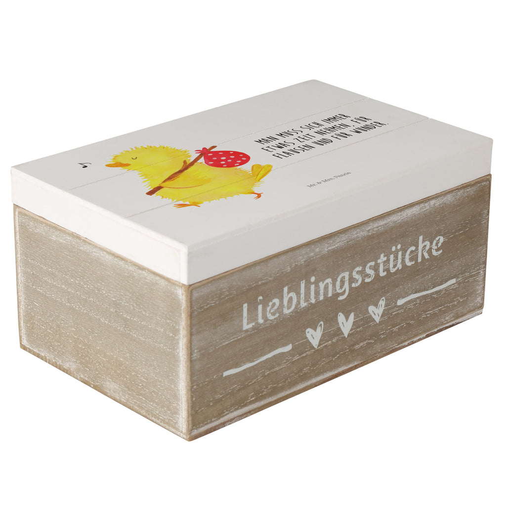 Holzkiste Küken Wander Holzkiste, Kiste, Schatzkiste, Truhe, Schatulle, XXL, Erinnerungsbox, Erinnerungskiste, Dekokiste, Aufbewahrungsbox, Geschenkbox, Geschenkdose, Ostern, Osterhase, Ostergeschenke, Osternest, Osterdeko, Geschenke zu Ostern, Ostern Geschenk, Ostergeschenke Kinder, Ostern Kinder, Küken, Osterei, Ostereier, Ei, Frühlingsgefühle, Freude, Grüße, liebe Grüße, Frohe Ostern, Ostergrüße, Flausen, Wunder, Reisen, Weltenbummler, Zeit, Zeitmanagement, Backpacker