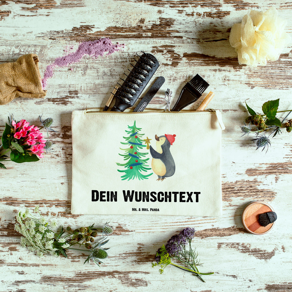 Personalisierte Schminktasche Pinguin Weihnachtsbaum Personalisierte Schminktasche, Personalisierte Kosmetiktasche, Personalisierter Kosmetikbeutel, Personalisiertes Stiftemäppchen, Personalisiertes Etui, Personalisierte Federmappe, Personalisierte Makeup Bag, Personalisiertes Schminketui, Personalisiertes Kosmetiketui, Personalisiertes Schlamperetui, Schminktasche mit Namen, Kosmetiktasche mit Namen, Kosmetikbeutel mit Namen, Stiftemäppchen mit Namen, Etui mit Namen, Federmappe mit Namen, Makeup Bg mit Namen, Schminketui mit Namen, Kosmetiketui mit Namen, Schlamperetui mit Namen, Schminktasche personalisieren, Schminktasche bedrucken, Schminktasche selbst gestalten, Winter, Weihnachten, Weihnachtsdeko, Nikolaus, Advent, Heiligabend, Wintermotiv, Pinguin