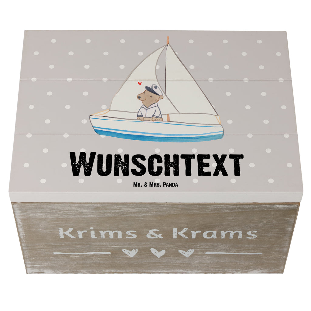 Personalisierte Holzkiste Bär Segeln Holzkiste mit Namen, Kiste mit Namen, Schatzkiste mit Namen, Truhe mit Namen, Schatulle mit Namen, Erinnerungsbox mit Namen, Erinnerungskiste, mit Namen, Dekokiste mit Namen, Aufbewahrungsbox mit Namen, Holzkiste Personalisiert, Kiste Personalisiert, Schatzkiste Personalisiert, Truhe Personalisiert, Schatulle Personalisiert, Erinnerungsbox Personalisiert, Erinnerungskiste Personalisiert, Dekokiste Personalisiert, Aufbewahrungsbox Personalisiert, Geschenkbox personalisiert, GEschenkdose personalisiert, Geschenk, Sport, Sportart, Hobby, Schenken, Danke, Dankeschön, Auszeichnung, Gewinn, Sportler, segeln, Segeltörn, Segelboot, Segelschule, Yachtclub