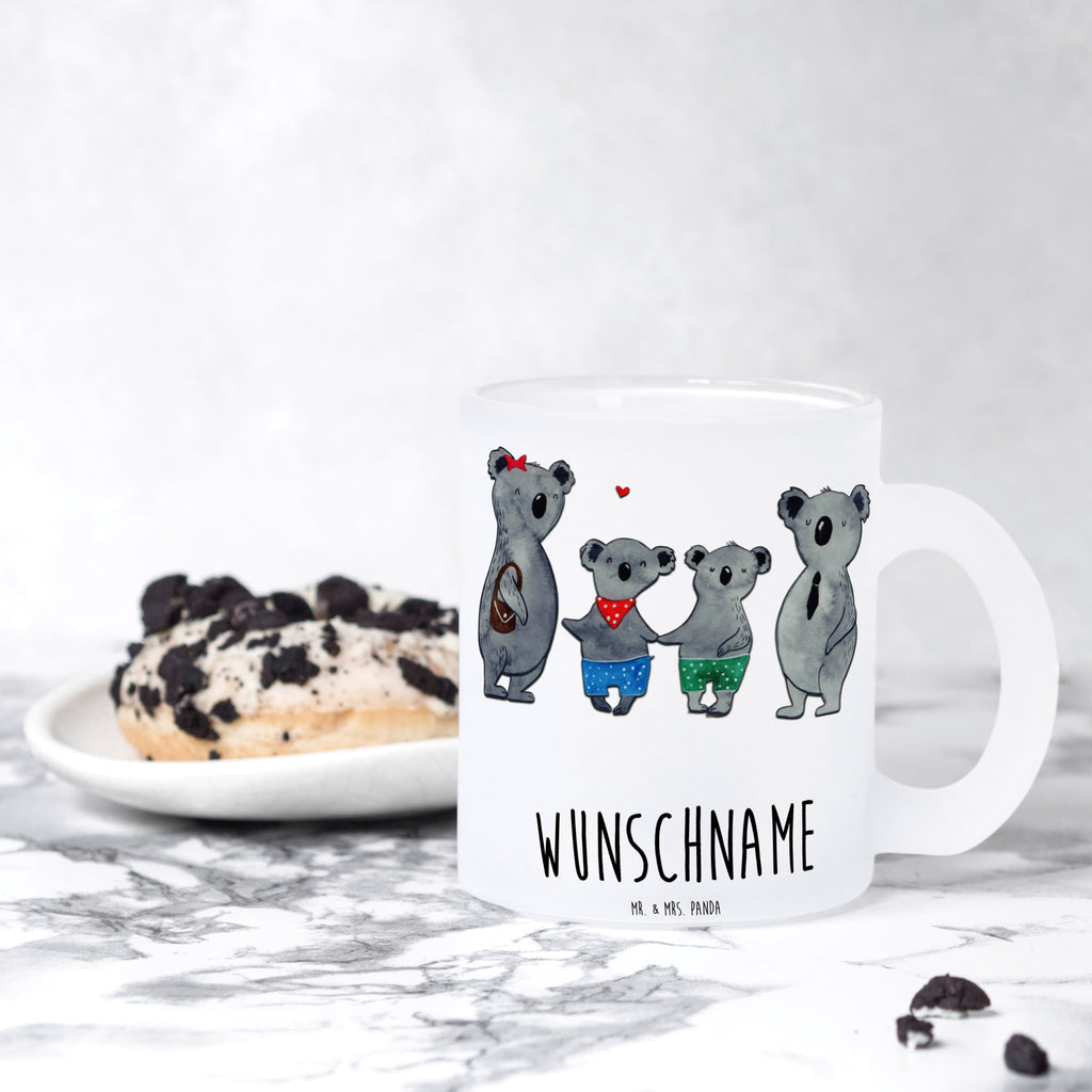 Personalisierte Teetasse Koala Familie zwei Personalisierte Teetasse, Personalisiertes Teeglas, Personalisierter Teebecher, Personalisierte Glas Teetasse, Personalisierte Teetasse aus Glas, Teetasse mit Namen, Teeglas mit Namen, Teebecher mit Namen, Glas Teetasse mit Namen, Teetasse aus Glas mit Namen, Teetasse Wunschname, Teetasse selbst gestalten., Familie, Vatertag, Muttertag, Bruder, Schwester, Mama, Papa, Oma, Opa, Koala, Koalabär, beste Familie, Familienzeit, Familienleben, Koalafamilie, Lieblingsfamilie