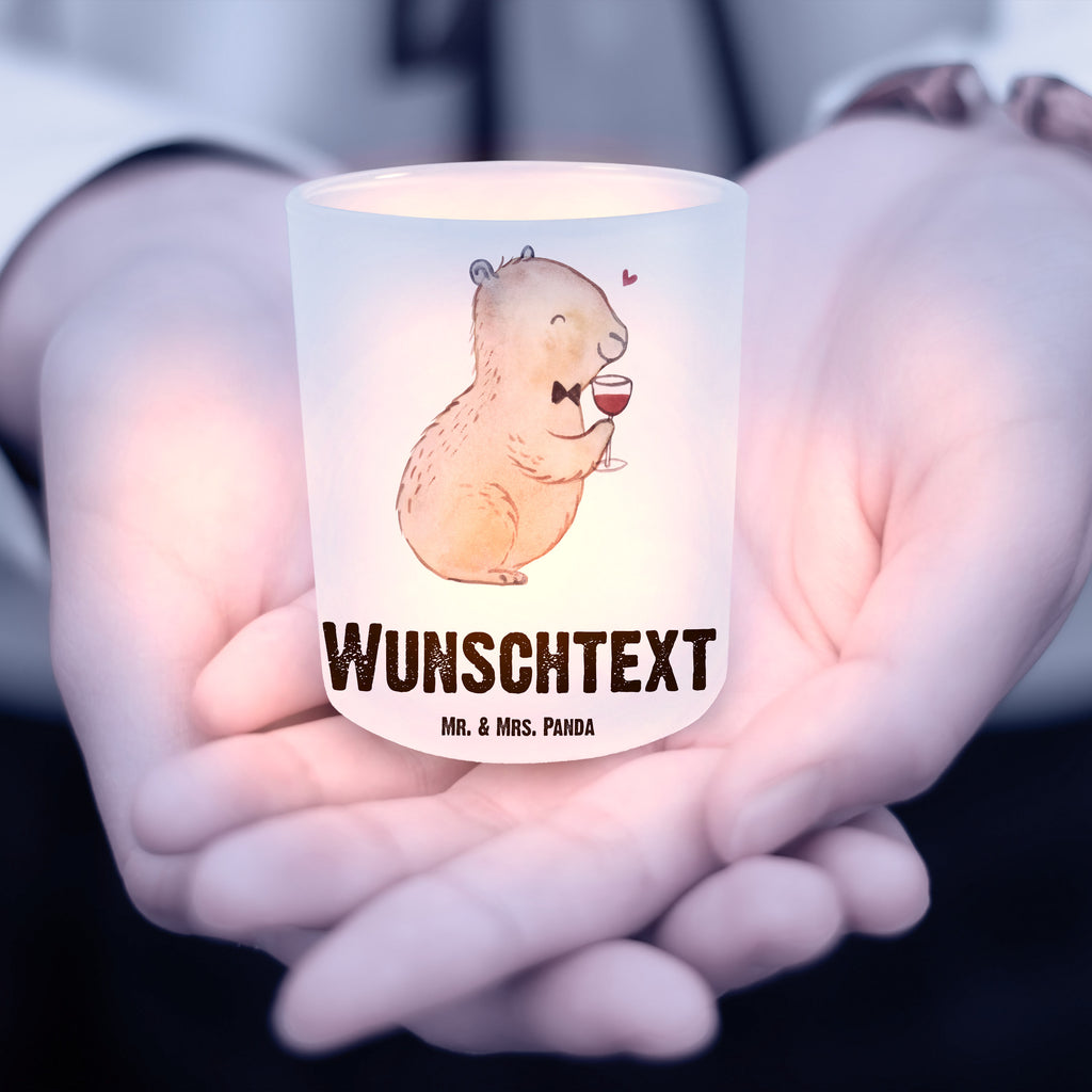 Personalisiertes Windlicht Capybara Wein Personalisiertes Windlicht, Personalisiertes Windlicht Glas, Personalisiertes Teelichtglas, Personalisierter Teelichthalter, Personalisiertes Kerzenglas, Personalisierte Kerze, Personalisiertes Teelicht, Windlicht mit Namen, Windlicht Glas mit Namen, Teelichtglas mit Namen, Teelichthalter mit Namen, Teelichter mit Namen, Kerzenglas mit Namen, Kerze mit Namen, Teelicht mit Namen, Namenspersonalisierung, Name, selbst gestalten, Wunschtext, Bedrucken, Tiermotive, Gute Laune, lustige Sprüche, Tiere, Capybara Weinflasche, Weinliebhaber Geschenk, Capybara Zeichnung, Adrette Tiere, Panda Handzeichnung, Weintrinkendes Nagetier, Capybara Kunstwerk, Geschenk für Weinkenner, Stilvolles Capybara, Heiterer Capybara, Liebe zum Wein Spruch, Wein Spaßbild, Handgezeichnetes Capybara