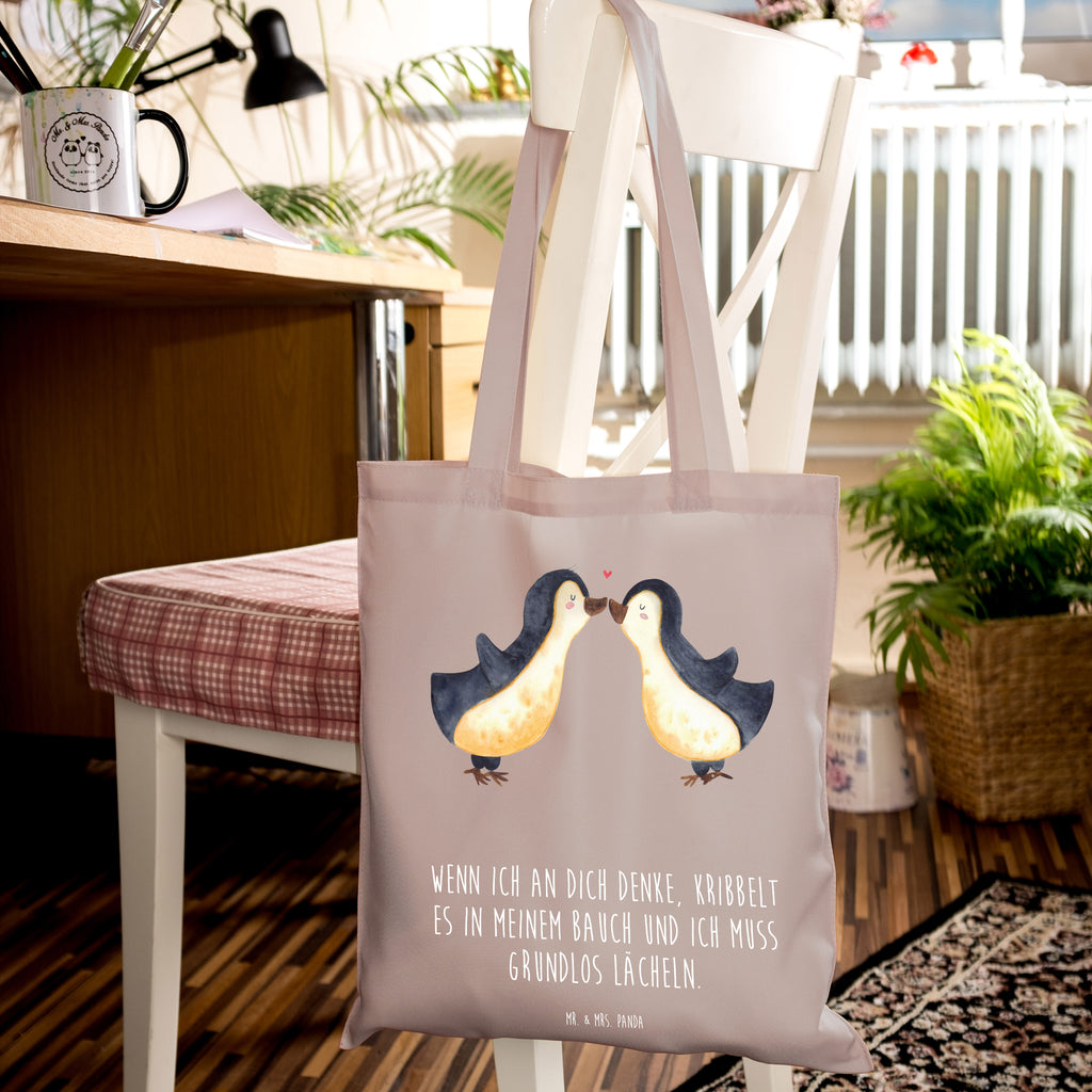 Tragetasche Pinguine Kuss Beuteltasche, Beutel, Einkaufstasche, Jutebeutel, Stoffbeutel, Liebe, Partner, Freund, Freundin, Ehemann, Ehefrau, Heiraten, Verlobung, Heiratsantrag, Liebesgeschenk, Jahrestag, Hocheitstag, Valentinstag, Geschenk für Frauen, Hochzeitstag, Mitbringsel, Geschenk für Freundin, Geschenk für Partner, Liebesbeweis, für Männer, für Ehemann