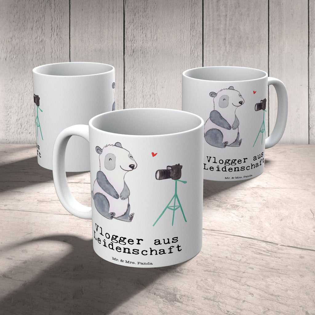 Tasse Vlogger aus Leidenschaft Tasse, Kaffeetasse, Teetasse, Becher, Kaffeebecher, Teebecher, Keramiktasse, Porzellantasse, Büro Tasse, Geschenk Tasse, Tasse Sprüche, Tasse Motive, Kaffeetassen, Tasse bedrucken, Designer Tasse, Cappuccino Tassen, Schöne Teetassen, Beruf, Ausbildung, Jubiläum, Abschied, Rente, Kollege, Kollegin, Geschenk, Schenken, Arbeitskollege, Mitarbeiter, Firma, Danke, Dankeschön