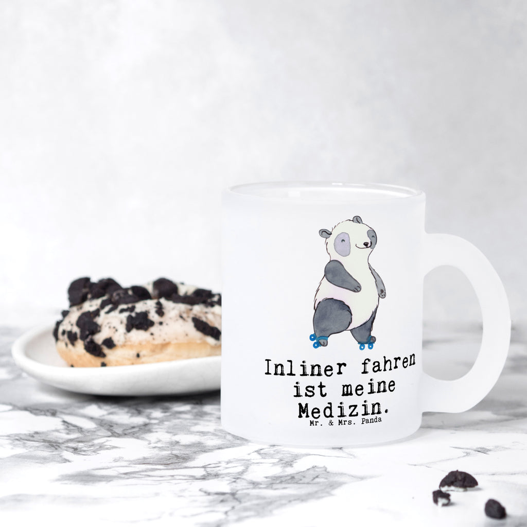 Teetasse Panda Inliner fahren Teetasse, Teeglas, Teebecher, Tasse mit Henkel, Tasse, Glas Teetasse, Teetasse aus Glas, Geschenk, Sport, Sportart, Hobby, Schenken, Danke, Dankeschön, Auszeichnung, Gewinn, Sportler, Inliner fahren, Rollschuh fahren, Rollerblades, inlinern