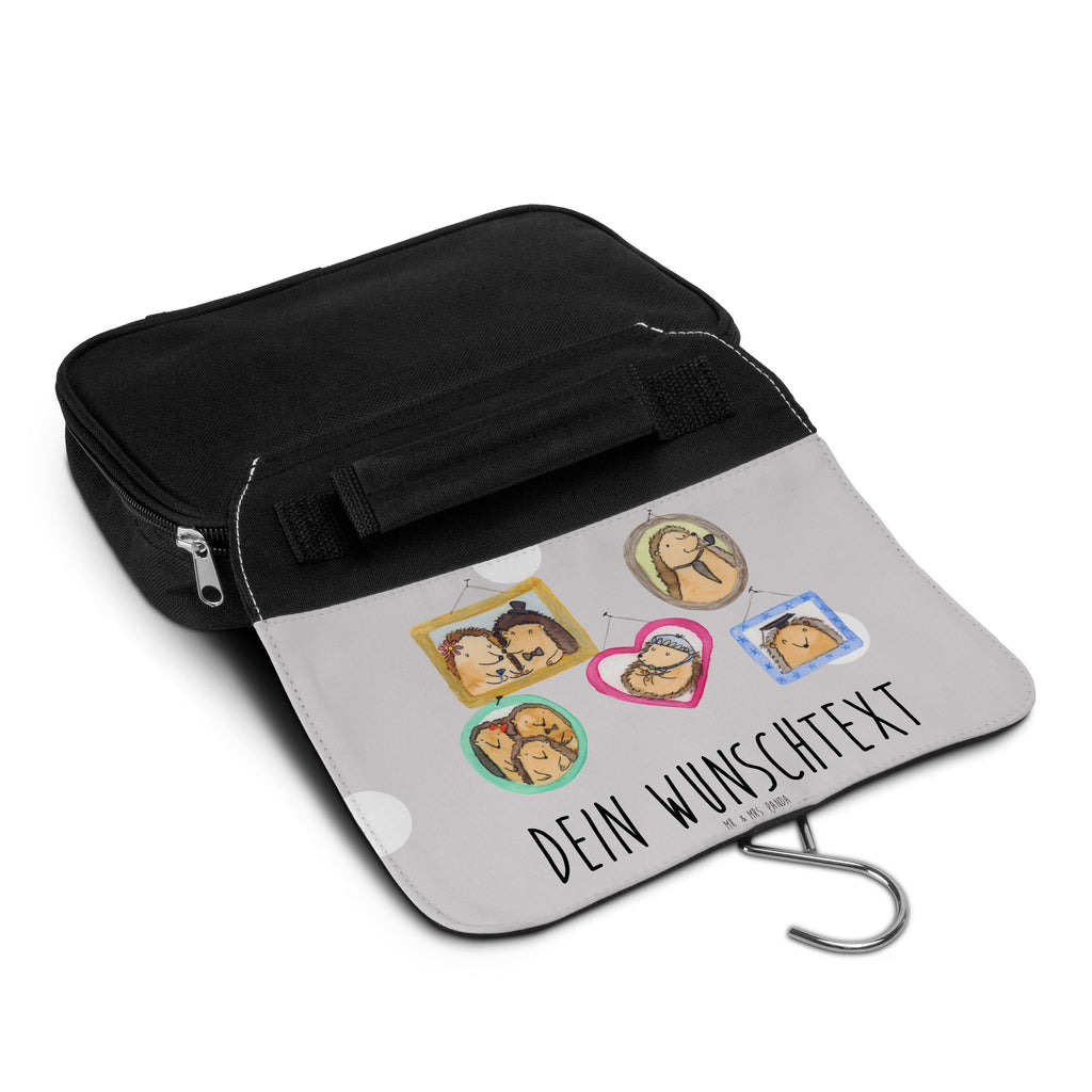 Personalisierter Kulturbeutel Igel Familie Personalisierter Kulturbeutel, Personalisierte Waschtasche, Personalisierte Kosmetiktasche, Damen, Herren, Personalisierte Aufbewahrungstasche, Personalisierte Schminktasche, Personalisierter Kosmetikbeutel, Personalisierter Organizer, Personalisierte Kulturtasche, Personalisierte Schminkutensil, Personalisierung, Wunschtext, Wunschname, Selbst bedrucken, Kulturbeutel mit Namen, Familie, Vatertag, Muttertag, Bruder, Schwester, Mama, Papa, Oma, Opa, Liebe, Igel, Bilder, Zusammenhalt, Glück