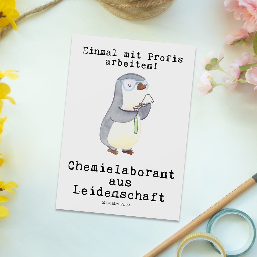 Postkarte Chemielaborant aus Leidenschaft Postkarte, Karte, Geschenkkarte, Grußkarte, Einladung, Ansichtskarte, Geburtstagskarte, Einladungskarte, Dankeskarte, Ansichtskarten, Einladung Geburtstag, Einladungskarten Geburtstag, Beruf, Ausbildung, Jubiläum, Abschied, Rente, Kollege, Kollegin, Geschenk, Schenken, Arbeitskollege, Mitarbeiter, Firma, Danke, Dankeschön, Chemiker, Chemielaborant, Naturwissenschaftler, Labor, Studium, Forschung, Wissenschaftler