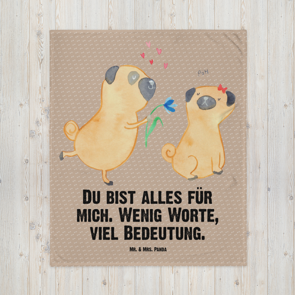 Kuscheldecke Mops verliebt Decke, Wohndecke, Tagesdecke, Wolldecke, Sofadecke, Hund, Hundemotiv, Haustier, Hunderasse, Tierliebhaber, Hundebesitzer, Sprüche, Mops, Möpse, Hundeliebe, verliebt, Liebe, Liebesspruch. Verlobt, Geschenk Freund, Partner