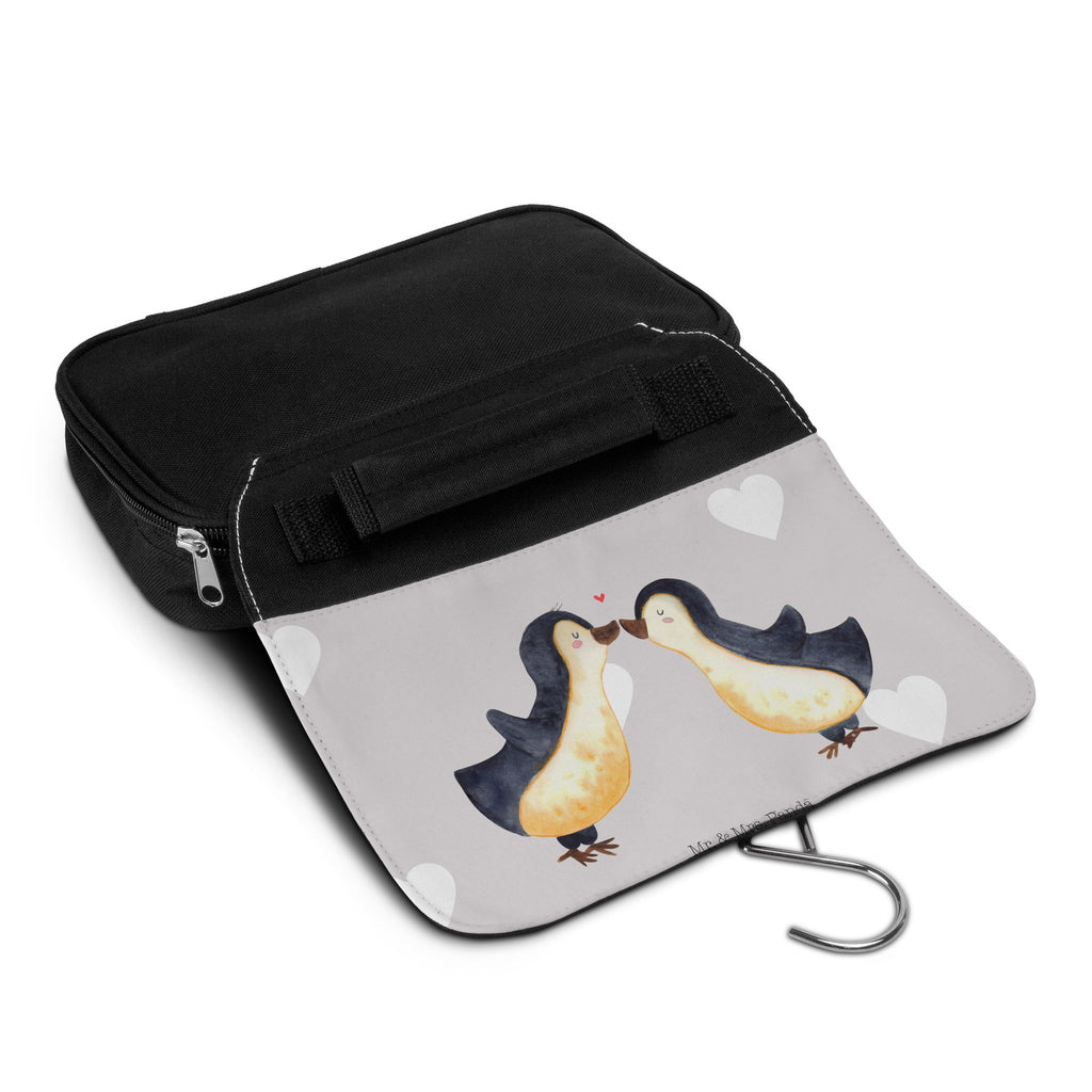 Kulturbeutel Pinguin Liebe Kulturbeutel, Zum Aufhängen, Waschtasche, Kosmetiktasche, Damen, Herren, Aufbewahrungstasche, Schminktasche, Kosmetikbeutel, Organizer, Kulturtasche, Schminkutensil, Liebe, Partner, Freund, Freundin, Ehemann, Ehefrau, Heiraten, Verlobung, Heiratsantrag, Liebesgeschenk, Jahrestag, Hocheitstag, Pinguin, Pinguine, Pinguin Paar, Pinguinpaar, Pinguin Liebe, Paar, Pärchen. Liebespaar, Liebesbeweis, Liebesspruch, Hochzeitstag, Geschenk Freund, Geschenk Freundin, Verlobte, Verlobter, Love, Geschenk Hochzeitstag, Geschenkidee, Hochzeit, Gastgeschenk