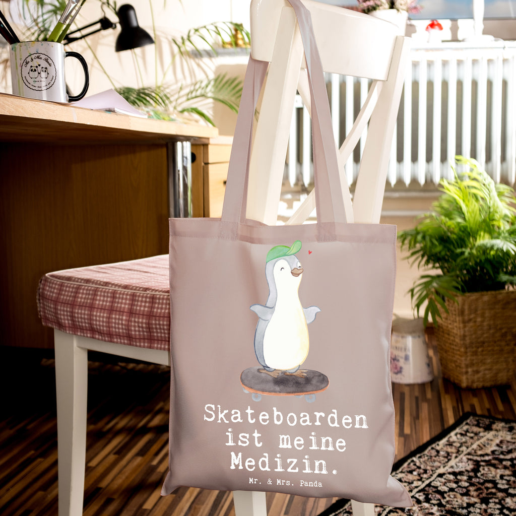 Tragetasche Pinguin Skateboarden Medizin Beuteltasche, Beutel, Einkaufstasche, Jutebeutel, Stoffbeutel, Tasche, Shopper, Umhängetasche, Strandtasche, Schultertasche, Stofftasche, Tragetasche, Badetasche, Jutetasche, Einkaufstüte, Laptoptasche, Geschenk, Sport, Sportart, Hobby, Schenken, Danke, Dankeschön, Auszeichnung, Gewinn, Sportler, Skateboarden, Skateboard fahren, Skaten, Skateboard, Skateplatz