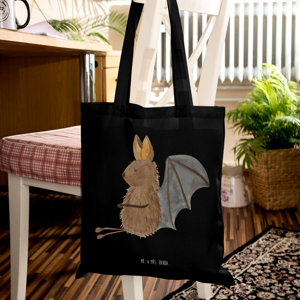 Tragetasche Fledermaus sitzend Beuteltasche, Beutel, Einkaufstasche, Jutebeutel, Stoffbeutel, Tasche, Shopper, Umhängetasche, Strandtasche, Schultertasche, Stofftasche, Tragetasche, Badetasche, Jutetasche, Einkaufstüte, Laptoptasche, Tiermotive, Gute Laune, lustige Sprüche, Tiere, Fledermaus, Fledermäuse, Motivation, entspannen