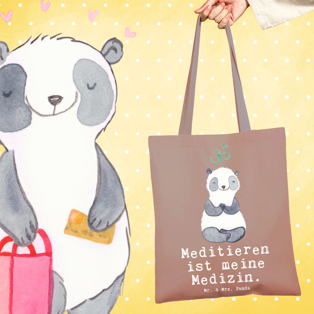 Tragetasche Panda Meditieren Medizin Beuteltasche, Beutel, Einkaufstasche, Jutebeutel, Stoffbeutel, Tasche, Shopper, Umhängetasche, Strandtasche, Schultertasche, Stofftasche, Tragetasche, Badetasche, Jutetasche, Einkaufstüte, Laptoptasche, Geschenk, Sport, Sportart, Hobby, Schenken, Danke, Dankeschön, Auszeichnung, Gewinn, Sportler, Meditieren, Meditation, Meditationskurs