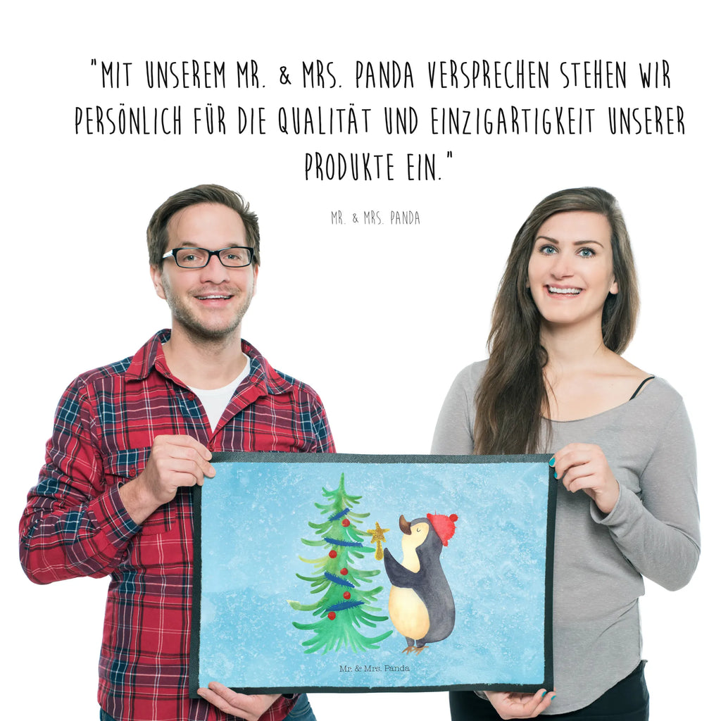 Fußmatte Pinguin Weihnachtsbaum Türvorleger, Schmutzmatte, Fußabtreter, Matte, Schmutzfänger, Fußabstreifer, Schmutzfangmatte, Türmatte, Motivfußmatte, Haustürmatte, Vorleger, Fussmatten, Fußmatten, Gummimatte, Fußmatte außen, Fußmatte innen, Fussmatten online, Gummi Matte, Sauberlaufmatte, Fußmatte waschbar, Fußmatte outdoor, Schmutzfangmatte waschbar, Eingangsteppich, Fußabstreifer außen, Fußabtreter außen, Schmutzfangteppich, Fußmatte außen wetterfest, Winter, Weihnachten, Weihnachtsdeko, Nikolaus, Advent, Heiligabend, Wintermotiv, Pinguin