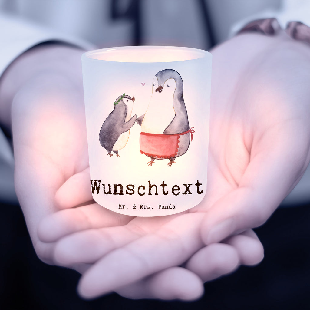 Personalisiertes Windlicht Pinguin Beste Mami der Welt Personalisiertes Windlicht, Personalisiertes Windlicht Glas, Personalisiertes Teelichtglas, Personalisierter Teelichthalter, Personalisiertes Kerzenglas, Personalisierte Kerze, Personalisiertes Teelicht, Windlicht mit Namen, Windlicht Glas mit Namen, Teelichtglas mit Namen, Teelichthalter mit Namen, Teelichter mit Namen, Kerzenglas mit Namen, Kerze mit Namen, Teelicht mit Namen, Namenspersonalisierung, Name, selbst gestalten, Wunschtext, Bedrucken, für, Dankeschön, Geschenk, Schenken, Geburtstag, Geburtstagsgeschenk, Geschenkidee, Danke, Bedanken, Mitbringsel, Freude machen, Geschenktipp, Mama, Mami, Mutter, Muttertag, Mutti, Ma, Tochter, Sohn, Beste Mama, Beste, Supermama