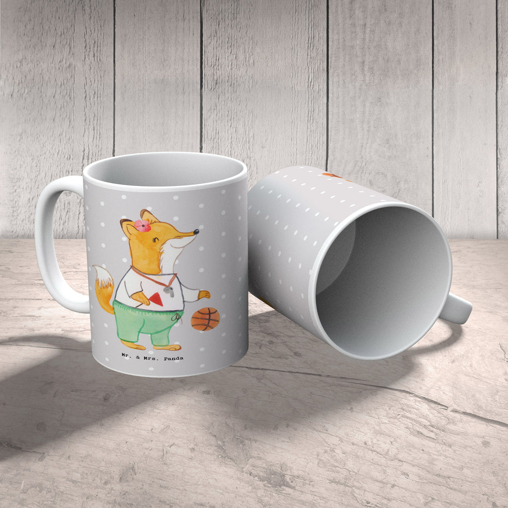 Tasse Basketballtrainerin mit Herz Tasse, Kaffeetasse, Teetasse, Becher, Kaffeebecher, Teebecher, Keramiktasse, Porzellantasse, Büro Tasse, Geschenk Tasse, Tasse Sprüche, Tasse Motive, Kaffeetassen, Tasse bedrucken, Designer Tasse, Cappuccino Tassen, Schöne Teetassen, Beruf, Ausbildung, Jubiläum, Abschied, Rente, Kollege, Kollegin, Geschenk, Schenken, Arbeitskollege, Mitarbeiter, Firma, Danke, Dankeschön, Basketballtrainerin, Basketball, Sport, Ballsport, Basketballcoach, Basketballerin, Verein