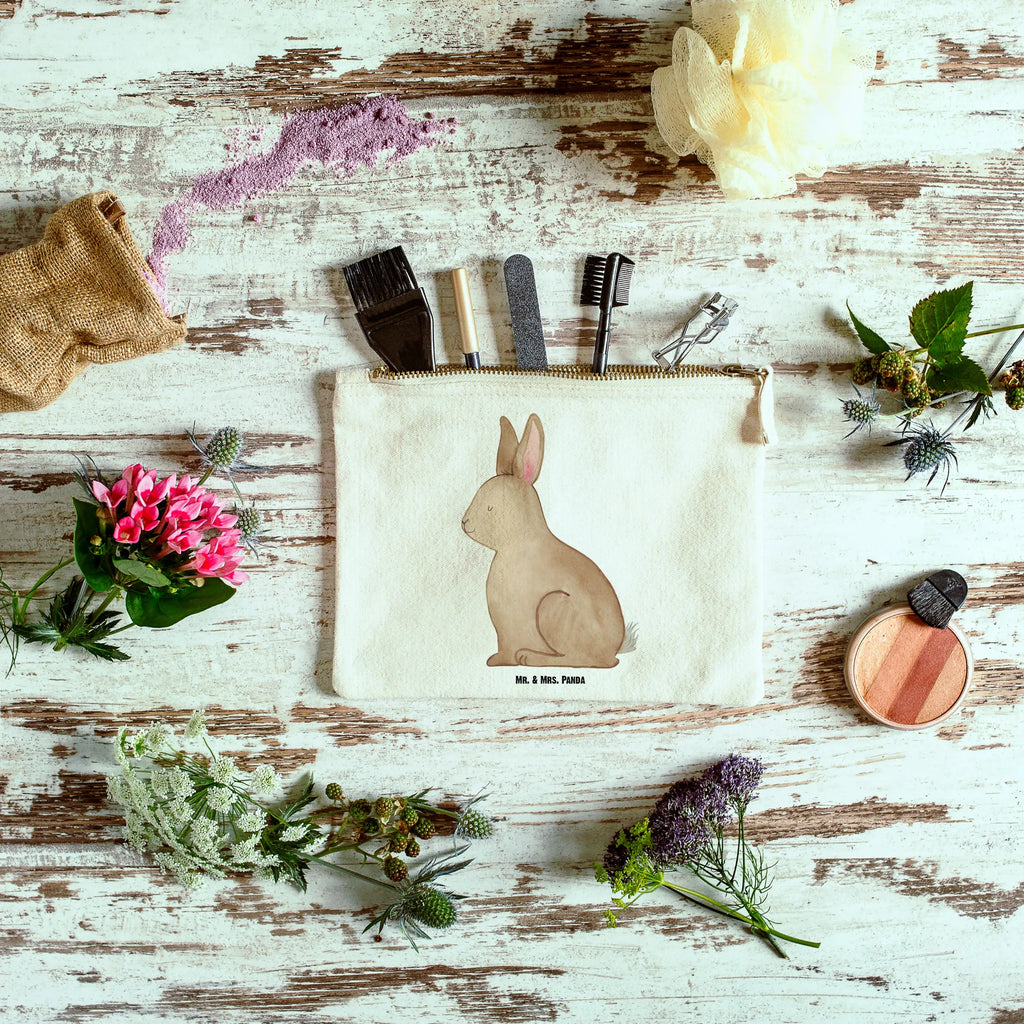 Schminktasche Hase sitzend Schminktasche, Kosmetiktasche, Kosmetikbeutel, Stiftemäppchen, Etui, Federmappe, Makeup, XXL, Schminketui, Kosmetiketui, Schlamperetui, Ostern, Osterhase, Ostergeschenke, Osternest, Osterdeko, Geschenke zu Ostern, Ostern Geschenk, Ostergeschenke Kinder, Ostern Kinder, Frohe Ostern, Ostergrüße, Osterblume, Liebe, Grüße, Hase, Kaninchen