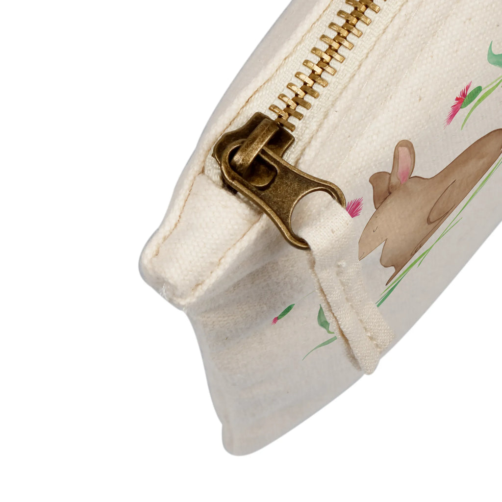 Schminktasche Hase sitzend Schminktasche, Kosmetiktasche, Kosmetikbeutel, Stiftemäppchen, Etui, Federmappe, Makeup, XXL, Schminketui, Kosmetiketui, Schlamperetui, Ostern, Osterhase, Ostergeschenke, Osternest, Osterdeko, Geschenke zu Ostern, Ostern Geschenk, Ostergeschenke Kinder, Ostern Kinder, Frohe Ostern, Ostergrüße, Osterblume, Liebe, Grüße, Hase, Kaninchen