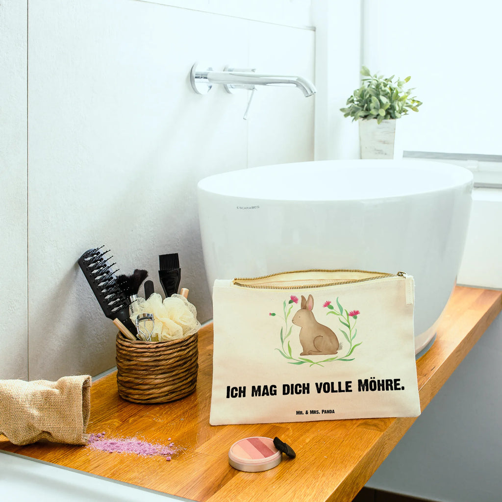 Schminktasche Hase sitzend Schminktasche, Kosmetiktasche, Kosmetikbeutel, Stiftemäppchen, Etui, Federmappe, Makeup, XXL, Schminketui, Kosmetiketui, Schlamperetui, Ostern, Osterhase, Ostergeschenke, Osternest, Osterdeko, Geschenke zu Ostern, Ostern Geschenk, Ostergeschenke Kinder, Ostern Kinder, Frohe Ostern, Ostergrüße, Osterblume, Liebe, Grüße, Hase, Kaninchen