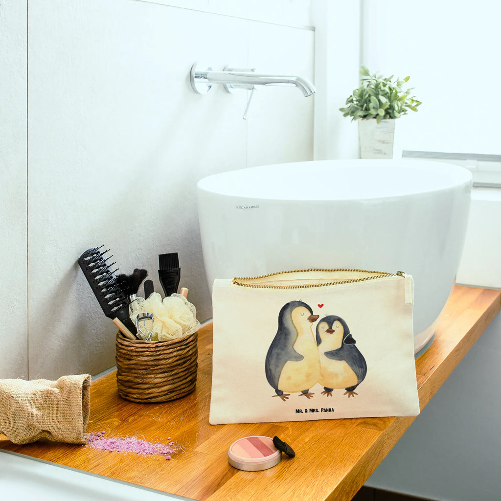 Schminktasche Pinguin umarmend Schminktasche, Kosmetiktasche, Kosmetikbeutel, Stiftemäppchen, Etui, Federmappe, Makeup, XXL, Schminketui, Kosmetiketui, Schlamperetui, Pinguin, Liebe, Liebespaar, Liebesbeweis, Liebesgeschenk, Verlobung, Jahrestag, Hochzeitstag, Hochzeit, Hochzeitsgeschenk