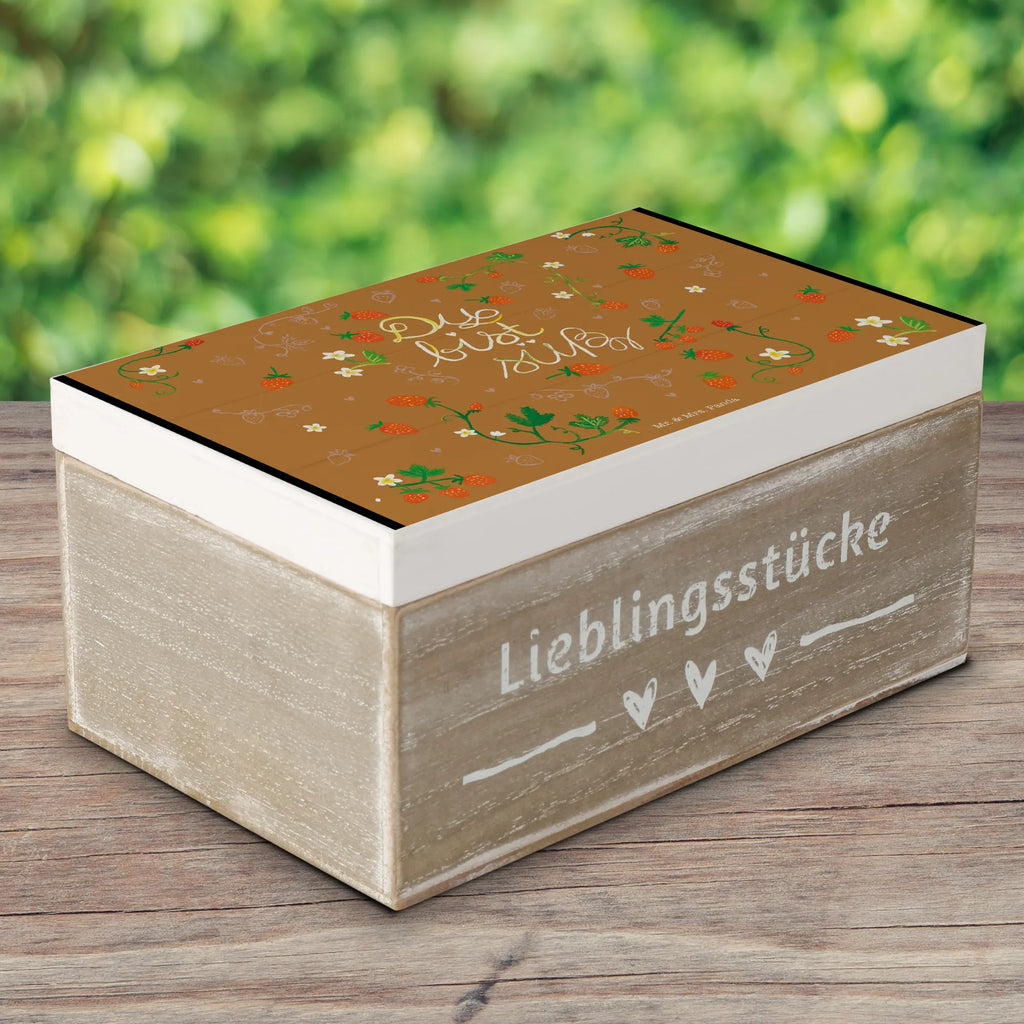 Holzkiste Erdbeeren Süß Holzkiste, Kiste, Schatzkiste, Truhe, Schatulle, XXL, Erinnerungsbox, Erinnerungskiste, Dekokiste, Aufbewahrungsbox, Geschenkbox, Geschenkdose, Blumen Deko, Frühlings Deko, Sommer Deko, Dekoration, positive Botschaft, Naturliebhaber, Outdoor, Natur, Abenteuer, Erdbeere, süß, Du bist süß, Liebe Spruch, Liebe Zitat, Kompliment, Geschenk Freundin, Jahrestag, Geschenk Partner, Deko