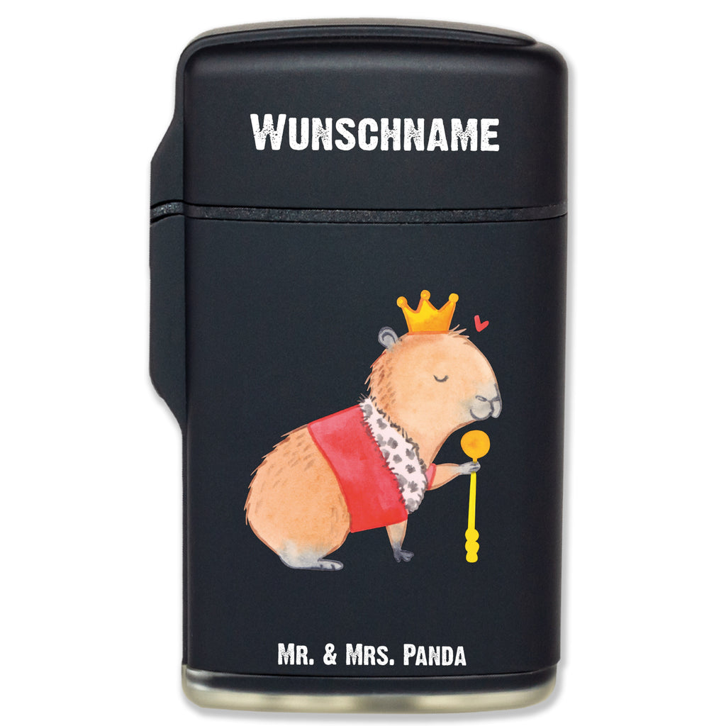 Personalisiertes Feuerzeug Capybara König Personalisiertes Feuerzeug, Personalisiertes Gas-Feuerzeug, Personalisiertes Sturmfeuerzeug, Feuerzeug bedrucken, Feuerzeug personalisiert, Feuerzeug personalisieren, Feuerzeug selbst gestalten, Feuerzeug Geschenkidee, Feuerzeug als Geschenk, Geschenk Feuerzeug, Feuerzeug Geschenk, Feuerzeug mit Name, Feuerzeug mit Namen, Besonderes Feuerzeug, Tiermotive, Gute Laune, lustige Sprüche, Tiere, Capybara, König