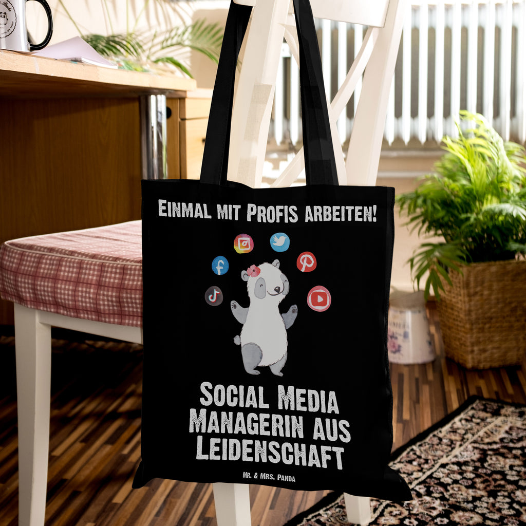 Tragetasche Social Media Managerin aus Leidenschaft Beuteltasche, Beutel, Einkaufstasche, Jutebeutel, Stoffbeutel, Tasche, Shopper, Umhängetasche, Strandtasche, Schultertasche, Stofftasche, Tragetasche, Badetasche, Jutetasche, Einkaufstüte, Laptoptasche, Beruf, Ausbildung, Jubiläum, Abschied, Rente, Kollege, Kollegin, Geschenk, Schenken, Arbeitskollege, Mitarbeiter, Firma, Danke, Dankeschön