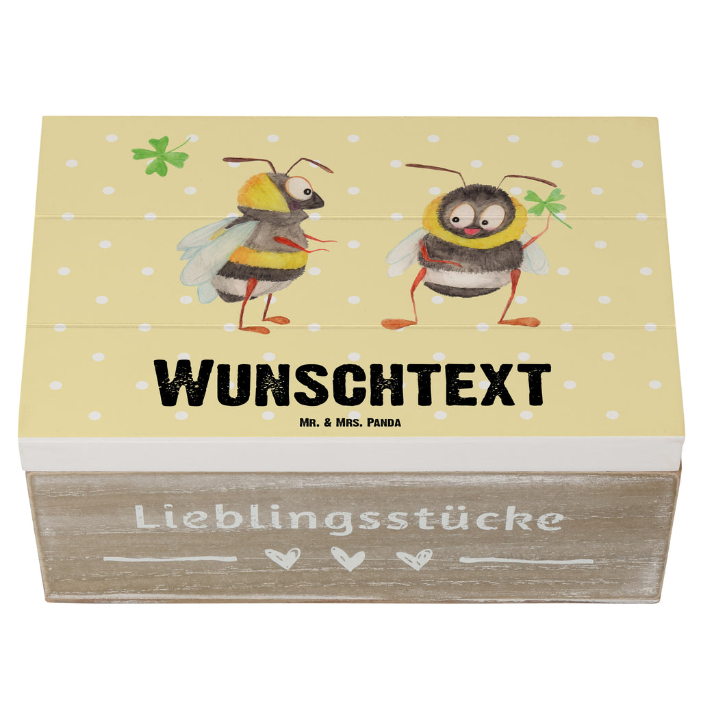 Personalisierte Holzkiste Hummeln Kleeblatt Holzkiste mit Namen, Kiste mit Namen, Schatzkiste mit Namen, Truhe mit Namen, Schatulle mit Namen, Erinnerungsbox mit Namen, Erinnerungskiste, mit Namen, Dekokiste mit Namen, Aufbewahrungsbox mit Namen, Holzkiste Personalisiert, Kiste Personalisiert, Schatzkiste Personalisiert, Truhe Personalisiert, Schatulle Personalisiert, Erinnerungsbox Personalisiert, Erinnerungskiste Personalisiert, Dekokiste Personalisiert, Aufbewahrungsbox Personalisiert, Geschenkbox personalisiert, GEschenkdose personalisiert, Tiermotive, Gute Laune, lustige Sprüche, Tiere, Hummel, Biene, Spruch positiv, Biene Deko, Spruch schön, glücklich sein, glücklich werden, Spruch fröhlich