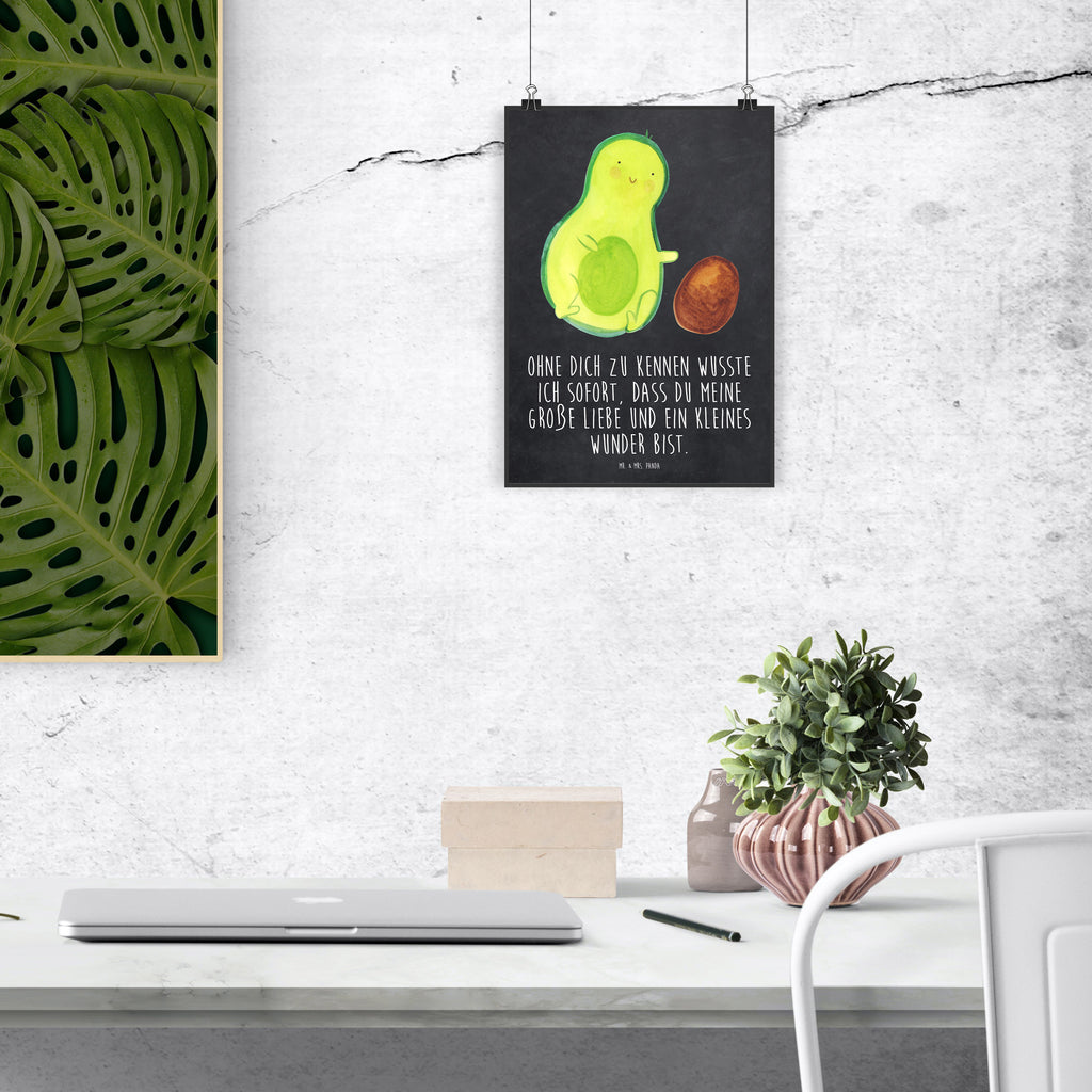 Poster Avocado rollt Kern Poster, Wandposter, Bild, Wanddeko, Küchenposter, Kinderposter, Wanddeko Bild, Raumdekoration, Wanddekoration, Handgemaltes Poster, Mr. & Mrs. Panda Poster, Designposter, Kunstdruck, Posterdruck, Avocado, Veggie, Vegan, Gesund, Avocados, Schwanger, Geburt, Geburtstag, Säugling, Kind, erstes Kind, zur Geburt, Schwangerschaft, Babyparty, Baby, große Liebe, Liebe, Love