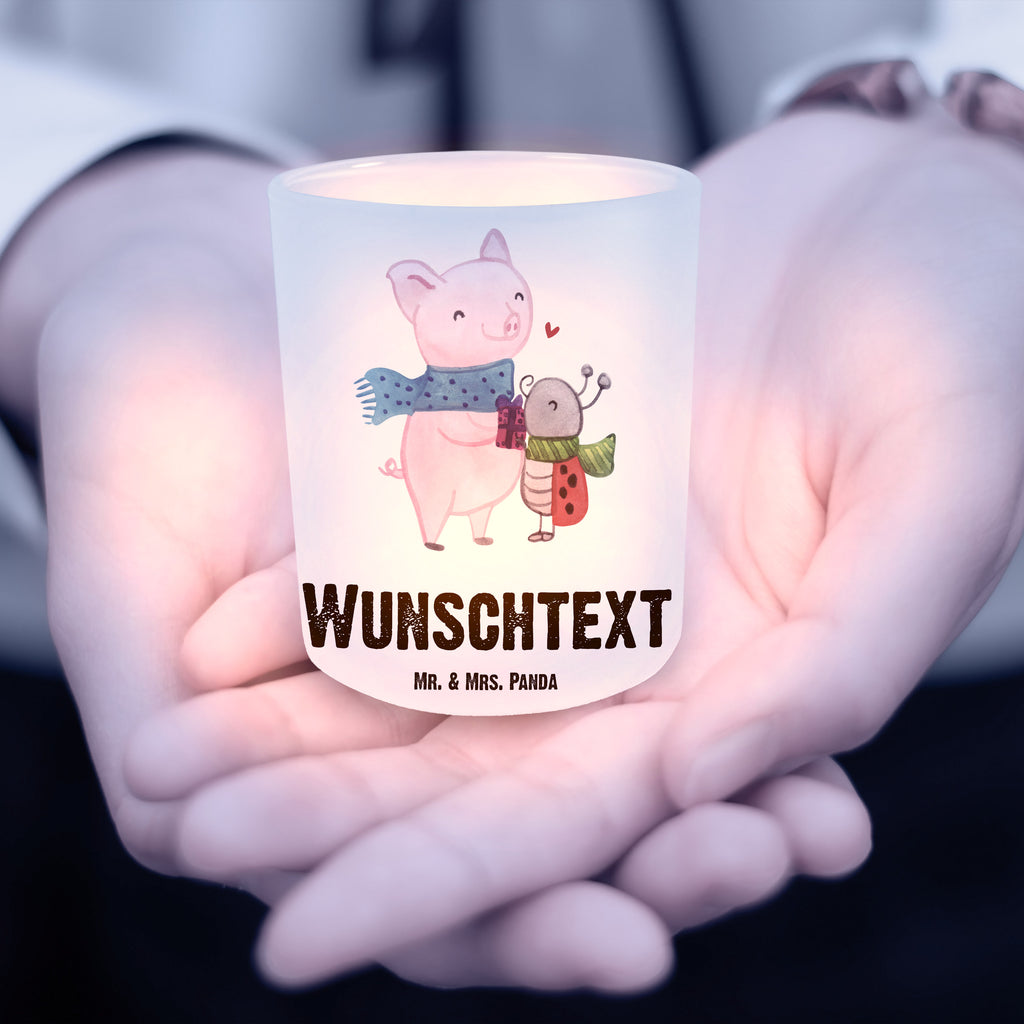 Personalisiertes Windlicht Glühschwein Smörle Personalisiertes Windlicht, Personalisiertes Windlicht Glas, Personalisiertes Teelichtglas, Personalisierter Teelichthalter, Personalisiertes Kerzenglas, Personalisierte Kerze, Personalisiertes Teelicht, Windlicht mit Namen, Windlicht Glas mit Namen, Teelichtglas mit Namen, Teelichthalter mit Namen, Teelichter mit Namen, Kerzenglas mit Namen, Kerze mit Namen, Teelicht mit Namen, Namenspersonalisierung, Name, selbst gestalten, Wunschtext, Bedrucken, Winter, Weihnachten, Weihnachtsdeko, Nikolaus, Advent, Heiligabend, Wintermotiv, Handgezeichnetes Glühschwein, Kreatives Glühschwein Design, Winterlicher Glühwein Spruch, Glühwein Liebhaber Geschenk, Herzliches Marienkäfer Motiv, Marienkäfer in Winterkleidung, Glühwein ist köstlich Spruch, Smörle der stolze Marienkäfer, Süßer Marienkäfer gibt Geschenk, Romantische Geschenkidee Glühwein