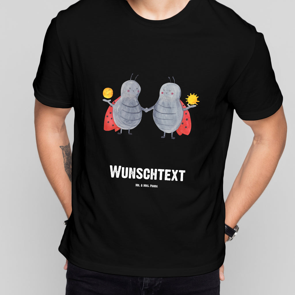 Personalisiertes T-Shirt Sternzeichen Zwilling T-Shirt Personalisiert, T-Shirt mit Namen, T-Shirt mit Aufruck, Männer, Frauen, Wunschtext, Bedrucken, Tierkreiszeichen, Sternzeichen, Horoskop, Astrologie, Aszendent, Zwillinge, Zwilling Geschenk, Zwilling Sternzeichen, Geburtstag Mai, Geschenk Mai, Geschenk Juni, Marienkäfer, Glückskäfer, Zwillingsbruder, Zwillingsschwester