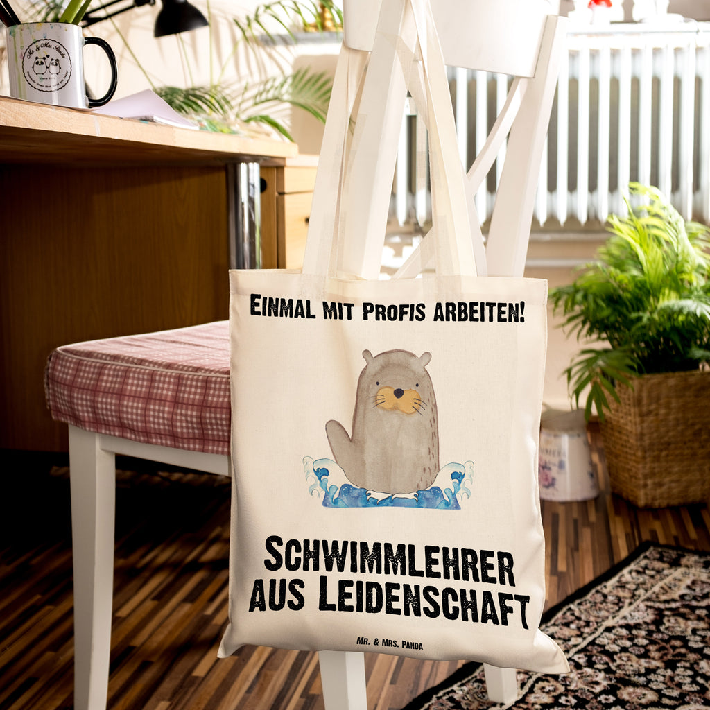 Tragetasche Schwimmlehrer aus Leidenschaft Beuteltasche, Beutel, Einkaufstasche, Jutebeutel, Stoffbeutel, Tasche, Shopper, Umhängetasche, Strandtasche, Schultertasche, Stofftasche, Tragetasche, Badetasche, Jutetasche, Einkaufstüte, Laptoptasche, Beruf, Ausbildung, Jubiläum, Abschied, Rente, Kollege, Kollegin, Geschenk, Schenken, Arbeitskollege, Mitarbeiter, Firma, Danke, Dankeschön, Schwimmlehrer, Schwimmbad, Schwimmschule, Schwimmverein, Schwimmkurs